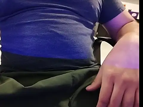 Snapshot of wisman1298 chatting on December 21, 2025, 2:35 am wisman1298 online show from December 21, 2025, 2:35 am