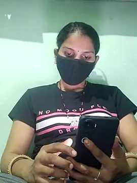 poojam93 online show from September 19, 2025, 3:38 pm