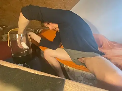 Snapshot of Salon1986 chatting on September 17, 2025, 1:57 pm Salon1986 online show from September 17, 2025, 1:57 pm