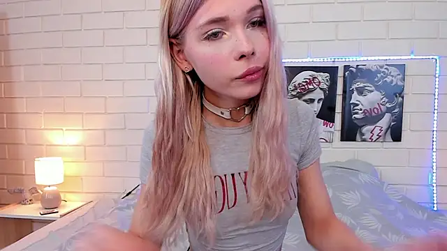 Blondy Fina online show from September 14, 2025, 4:57 am