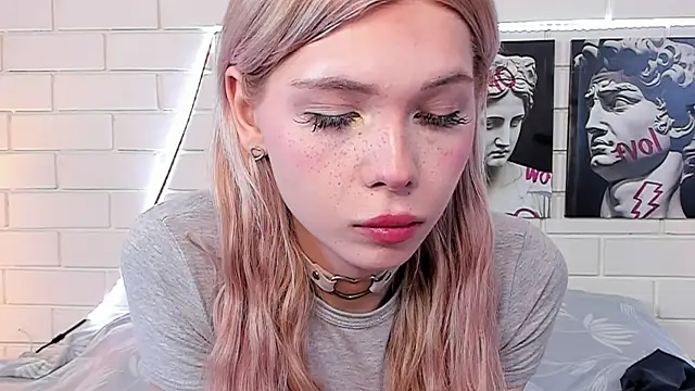 Blondy Fina online show from September 10, 2025, 4:44 am