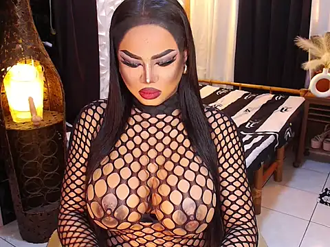 Snapshot of TRANSLUNAA chatting on October 8, 2025, 4:14 am TRANSLUNAA online show from October 8, 2025, 4:14 am