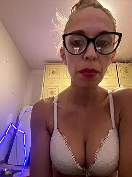 littlesquaw85 online show from October 28, 2025, 3:00 pm