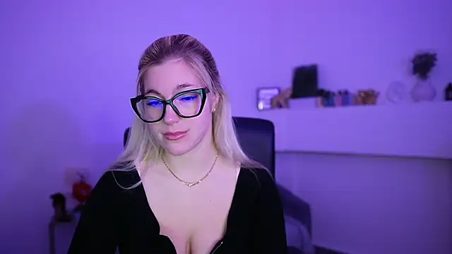 leokitty  online show from April 14, 2026, 1:05 pm