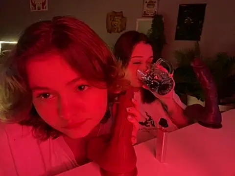 MoonIvy  online show from November 15, 2025, 5:28 pm