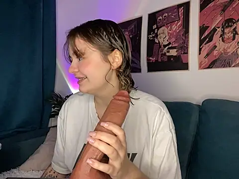 MoonIvy  online show from September 18, 2025, 5:05 pm