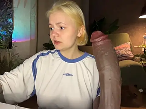 MoonIvy  online show from April 12, 2026, 7:06 pm