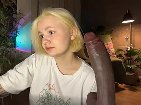 Snapshot of MoonIvy_ chatting on May 1, 2026, 7:19 pm MoonIvy online show from May 1, 2026, 7:19 pm