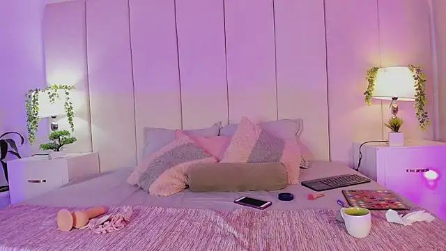 mia rousse25 online show from September 25, 2025, 2:12 pm