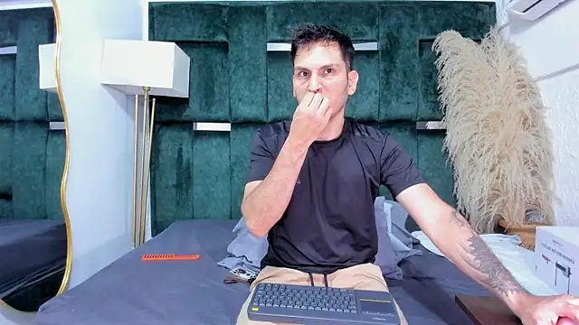 Snapshot of Charlotte_Brian chatting on October 9, 2025, 1:06 am Charlotte Brian online show from October 9, 2025, 1:06 am