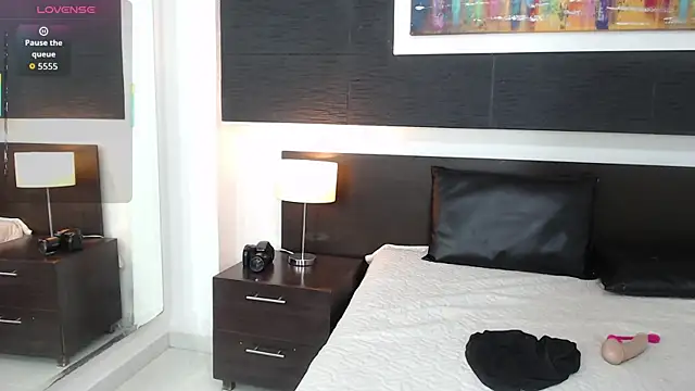 VioletLux online show from November 22, 2025, 7:46 pm