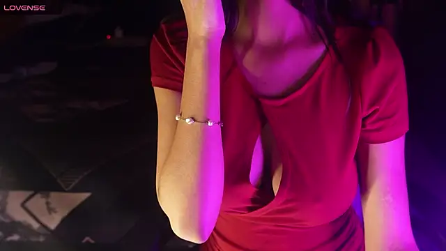 NidhiChandra online show from November 18, 2025, 8:17 am