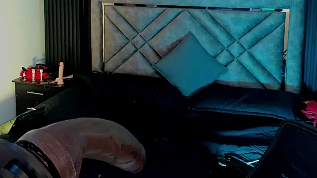 Issafoxx online show from September 20, 2025, 12:32 pm