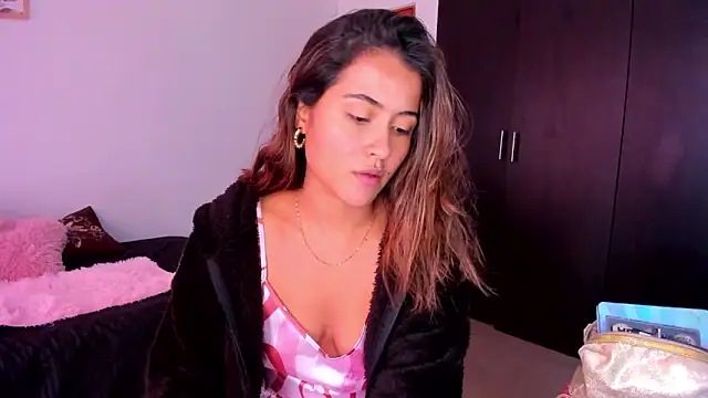 Ana  Pink online show from October 12, 2025, 9:27 pm