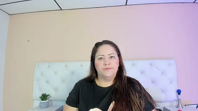 Snapshot of katte_landerr chatting on November 22, 2025, 1:32 pm katte landerr online show from November 22, 2025, 1:32 pm