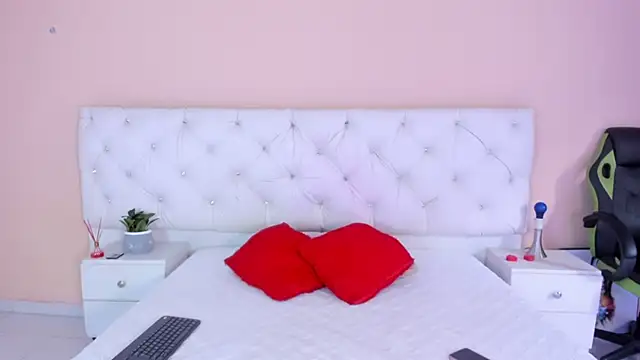 Snapshot of katte_landerr chatting on October 6, 2025, 1:23 pm katte landerr online show from October 6, 2025, 1:23 pm