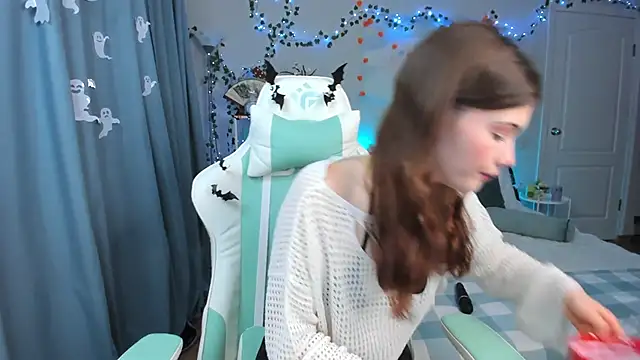 Zoe Vee online show from October 28, 2025, 3:29 am