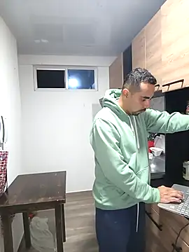 stivenlujan69 online show from November 7, 2025, 1:21 am