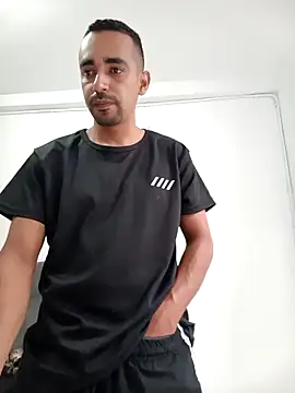 stivenlujan69 online show from April 13, 2026, 8:46 pm