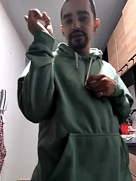 stivenlujan69 online show from November 13, 2025, 11:19 pm