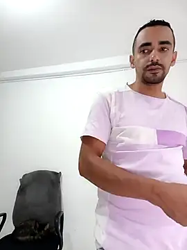 stivenlujan69 online show from April 16, 2026, 9:15 pm