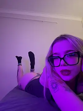 marnemzavar444 online show from March 1, 2026, 9:37 pm