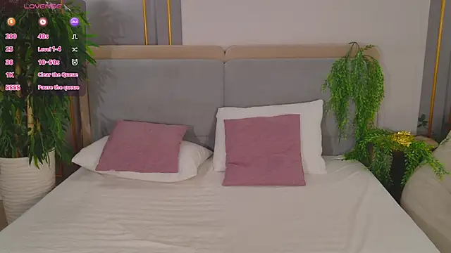 AdoraCortes online show from April 13, 2026, 5:11 am