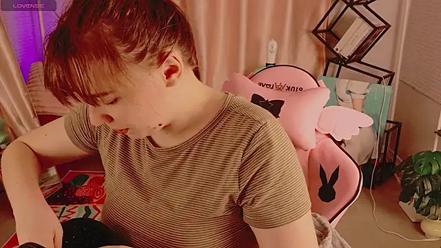 Snapshot of Moon__Bunny chatting on June 7, 2026, 3:28 pm Moon Bunny online show from June 7, 2026, 3:28 pm