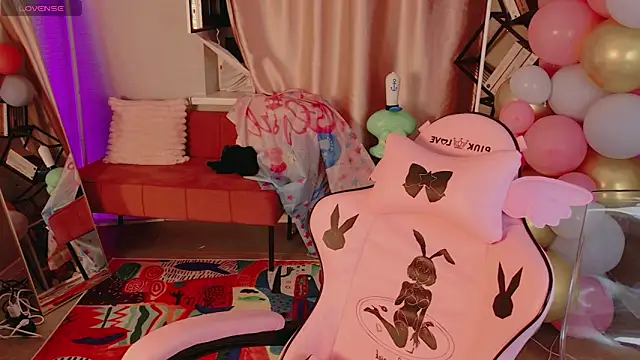 Snapshot of Moon__Bunny chatting on June 17, 2026, 6:51 pm Moon Bunny online show from June 17, 2026, 6:51 pm