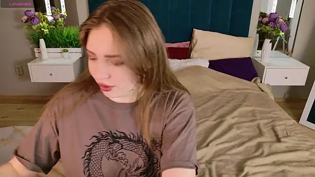 Moon  Bunny online show from February 15, 2026, 12:26 pm