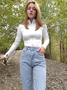 YOOUR EVAA online show from September 16, 2025, 5:30 am