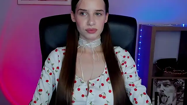 LuxMaya online show from November 12, 2025, 7:45 am