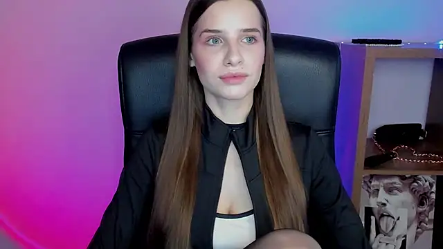 LuxMaya online show from November 17, 2025, 7:34 am