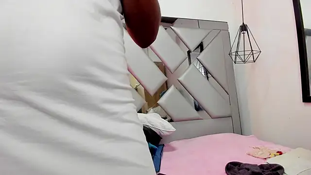 Lorenn Hill online show from October 2, 2025, 5:27 pm