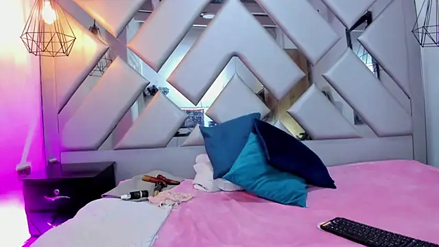 Lorenn Hill online show from October 7, 2025, 12:50 pm