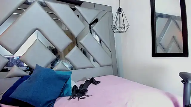 Lorenn Hill online show from October 18, 2025, 12:51 pm