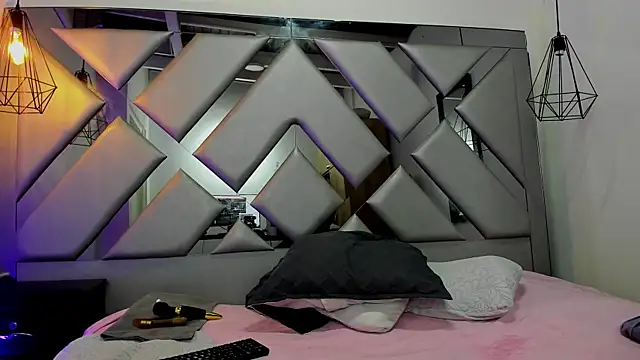 Lorenn Hill online show from September 26, 2025, 12:56 pm