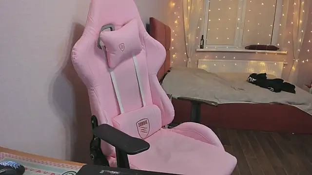 eleganc3 online show from February 20, 2026, 7:05 pm