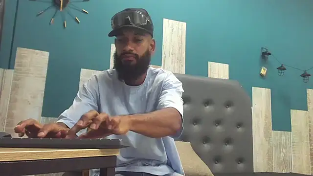 Snapshot of Damian_Shakur chatting on November 17, 2025, 12:20 pm Damian Shakur online show from November 17, 2025, 12:20 pm