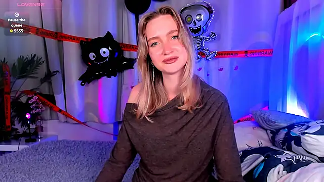 EllaBloom online show from October 27, 2025, 3:46 pm