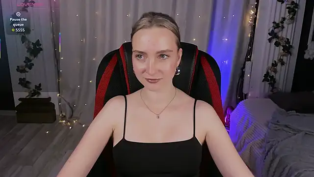 EllaBloom online show from September 24, 2025, 2:34 pm