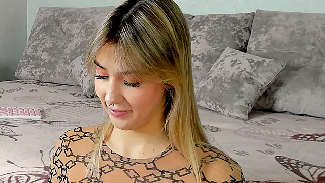 Snapshot of Bella_svon chatting on November 16, 2025, 9:25 am Bella svon online show from November 16, 2025, 9:25 am