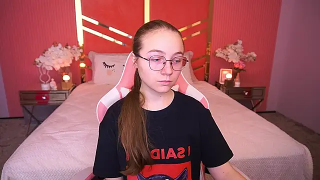 ArrinaWairr online show from December 15, 2025, 8:53 am