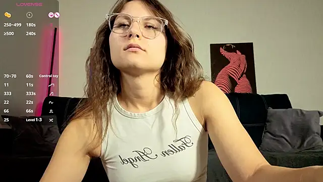 Snapshot of TrixiBell chatting on October 2, 2025, 4:27 am TrixiBell online show from October 2, 2025, 4:27 am