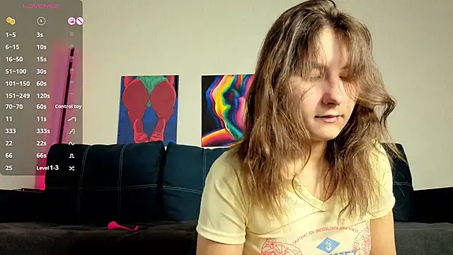 Snapshot of TrixiBell chatting on October 18, 2025, 4:14 am TrixiBell online show from October 18, 2025, 4:14 am