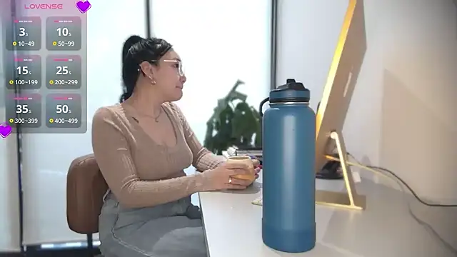 yuzhara online show from September 29, 2025, 3:28 pm