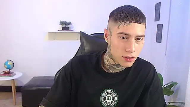 Snapshot of setthomas chatting on May 5, 2026, 9:29 pm setthomas online show from May 5, 2026, 9:29 pm