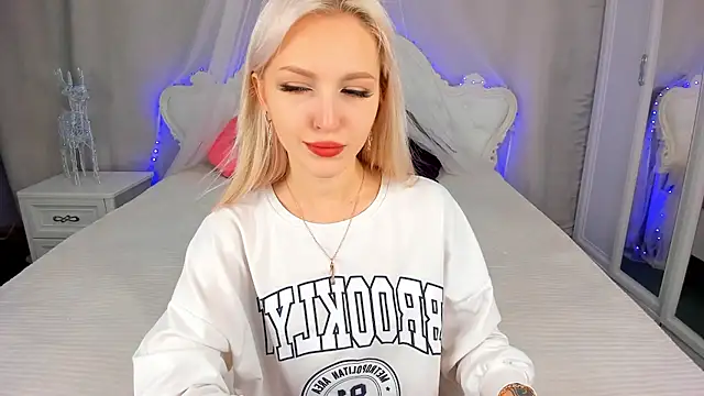 LisaFoxyMe online show from November 12, 2025, 9:02 am