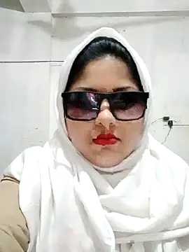 Snapshot of Nusrat-N chatting on February 6, 2026, 1:23 am Nusrat-N online show from February 6, 2026, 1:23 am