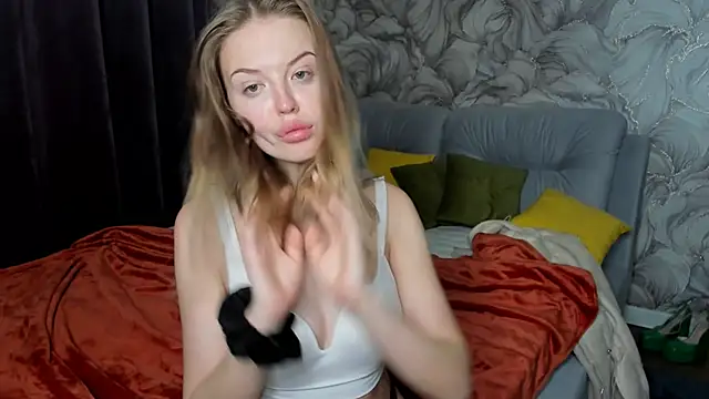 LaurennHill online show from November 16, 2025, 2:27 am